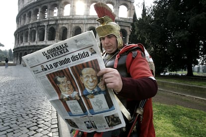 Un hombre vestido de romano lee, junto al Coliseo, el periódico 'Il Giornale di Vicenza', en cuya portada aparecen dos caricaturas de Romano Prodi y Silvio Berlusconi, líderes de las coaliciones que se enfrentaban en las elecciones generales de Italia el  9 de abril de 2006.