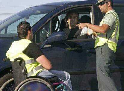 Oscar Utrilla, minusválido tras un accidente de tráfico, se acerca a un conductor para explicarle su caso.