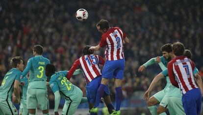 Diego Godín, del Atlético de Madrid, antes de golpear el balón de cabeza.