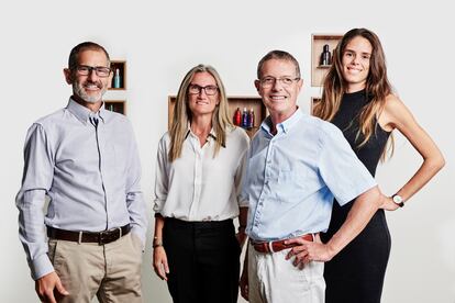 De izquierda a derecha, Jordi Salas, director técnico de Virospack; Isabel Pérez, directora de operaciones; Vicens Rodriguez dueño de la compañía, y Aida Rodriguez, responsable de sostenibilidad.