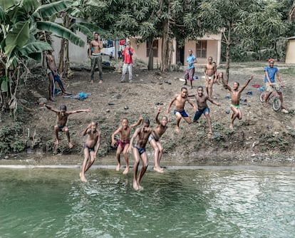 “Hacer este trabajo fue una alegría y un reto”, confiesa el fotógrafo. En la imagen, niños saltan al canal Semana Santa, en el río Nizao. 