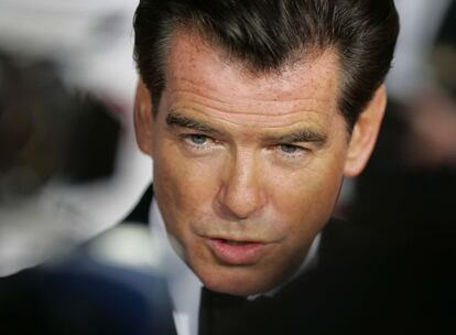 El actor de 55 años Pierce Brosnan, que en <i>Mamma Mia!</i> sale bailando y cantando por primera vez en su carrera, ha declarado que aceptó ese papel debido a "tres palabras mágicas: Meryl Streep, ABBA y Grecia". Sin embargo, la más mágica es el nombre de la actriz. "Tras saber que ella participaba, dejé de pensar si lo aceptaba o no. Luego, en numerosas ocasiones me pregunté '¿por qué lo hiciste?', pero estoy feliz ahora de haber accedido", ha revelado.