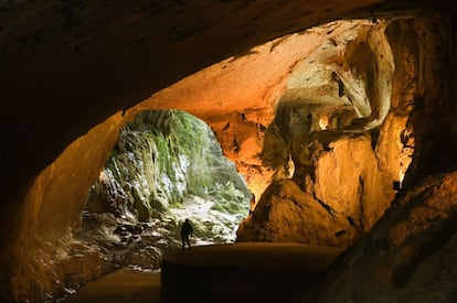 Las brujas de Zugarramurdi; Ocho apellidos vascos; Anacleto, agente secreto… Navarra es tierra de cine. Y también de cinéfilos, que, a partir de ahora, pueden visitar 13 escenarios diferentes de la región, con carteles dotados de un sistema de realidad aumentada que permiten visionar a través de una app gratuita la escena que allí se rodó. Información: www.turismo.navarra.es