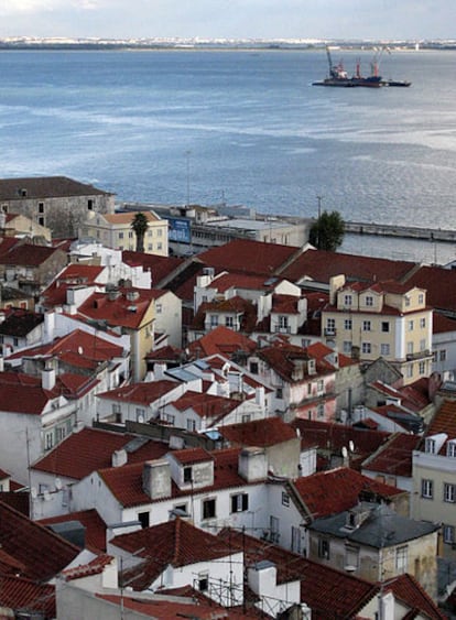 Tejados de Alfama desde el mirador de Santa Luzia. Al fondo, el <i>Tejo</i>.