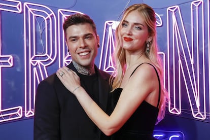 Chiara Ferragni y Federico Lucia, conocido como 'Fedez', fueron este año padres de su segundo hijo, un parto que se produjo la madrugada del 23 de marzo, fecha en la que la empresaria italiana se encontraba de 39 semanas. La familia ‘Ferragnez’, tal y como se hacen llamar, compartieron ese mismo día una imagen de la nueva integrante de la familia de 'influencers' en Instagram; una fotografía en la que aprovecharon para dar a conocer su nombre: Vittoria Lucia Ferragni.