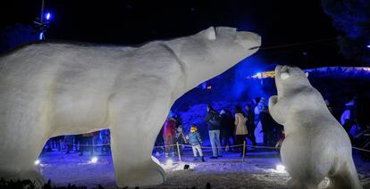 El oso polar gigante y su osezno sorprenden a los visitantes que deciden “escalar” la cima de la Montaña Helada para disfrutar de la vista del parque.