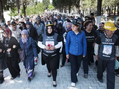 Protesta de familiares y compañeros de los 301 mineros muertos en el accidente de Soma, en Turquía, el 13 de mayo.