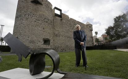 El artista Martín Chirino, en el exterior del Castillo de la Luz de Las Palmas de Gran Canarias, en 2015.