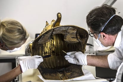 La máscara de Tutankamón, de hoja de oro y decorada con incrustaciones de vidrio coloreado de azul y piedras semipreciosas se exhibía en la sala principal de los tesoros del faraón en el Museo Egipcio de El Cairo, junto a los ataúdes dorados y las joyas y amuletos hallados en su momia.