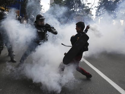 Graves incidentes entre la polic&iacute;a y los animalistas en la reapertura de la Santamar&iacute;a en Bogot&aacute;.