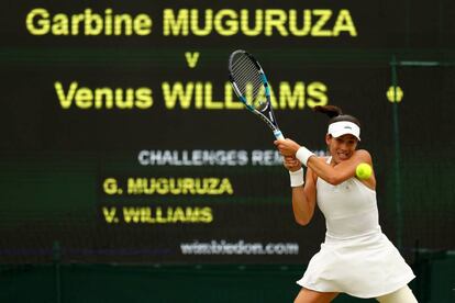 Muguruza lanza la bola a Venus Williams durante la final de Wimbledon.
