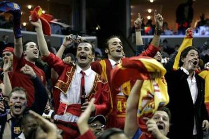 Aficionados españoles animan a Gasol y Calderón en Memphis (Estados Unidos).