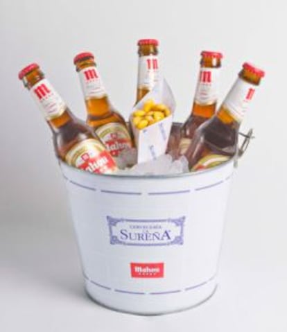 Un cubo de cervezas de La Sureña.