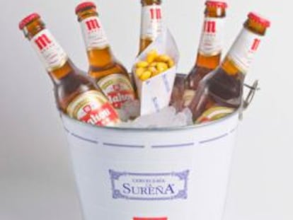 Un cubo de cervezas de La Sureña.