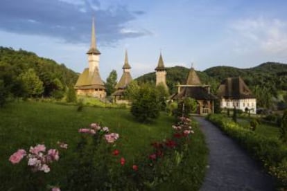 Iglesias de madera en Barsana, en la región de Maramures, al norte de Rumanía.