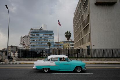 Un vehículo pasa junto a la embajada de EE UU en La Habana.
