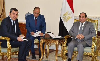 El presidente egipcio, Abdelfat&aacute; al Sisi, a la derecha, el pasado mi&eacute;rcoles en el palacio presidencial de El Cairo.