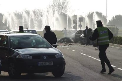 Imagen del coche bomba momentos después del estallido.