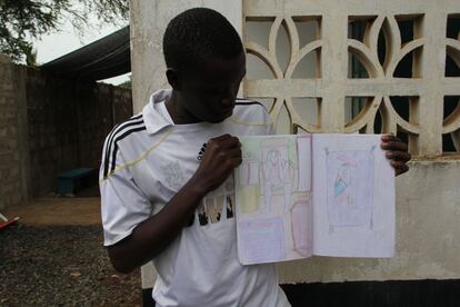 Umaru empezó a dibujar después de ser ingresado en centro de tratamiento en Freetown. En las ilustraciones que muestra refleja la preocupación que sintió en el momento en el que recibió la noticia de que había dado positivo en ébola. A la derecha, el dibujo de su primera noche en el hospital, donde dice que se sintió solo y asustado.