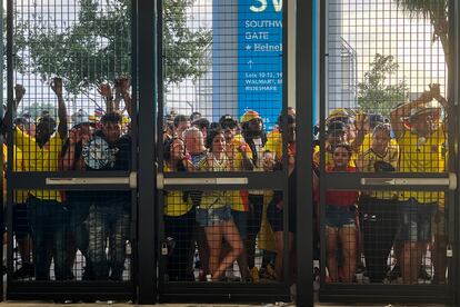 Aficionados esperan a las afueras del estadio Hard Rock, mientras las autoridades definían si se jugaba o no el partido que comenzó con más de 40 minutos de retraso. 