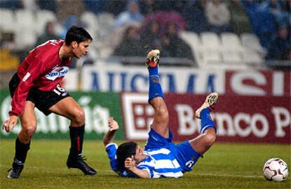 Deportivo Diego Tristán cae al suelo en una jugada junto al defensor del Real Mallorca Poli.