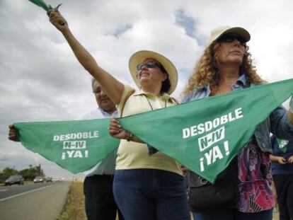 Marcha de vecinos de Los Palacios para pedir el desdoble de la N-IV.