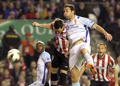 Aduriz remata a gol ante Iñigo López