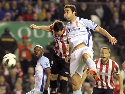 Aduriz remata a gol ante Iñigo López 