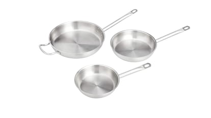 Este juego de Amazon Basics incluye tres sartenes de distintos tamaños.
