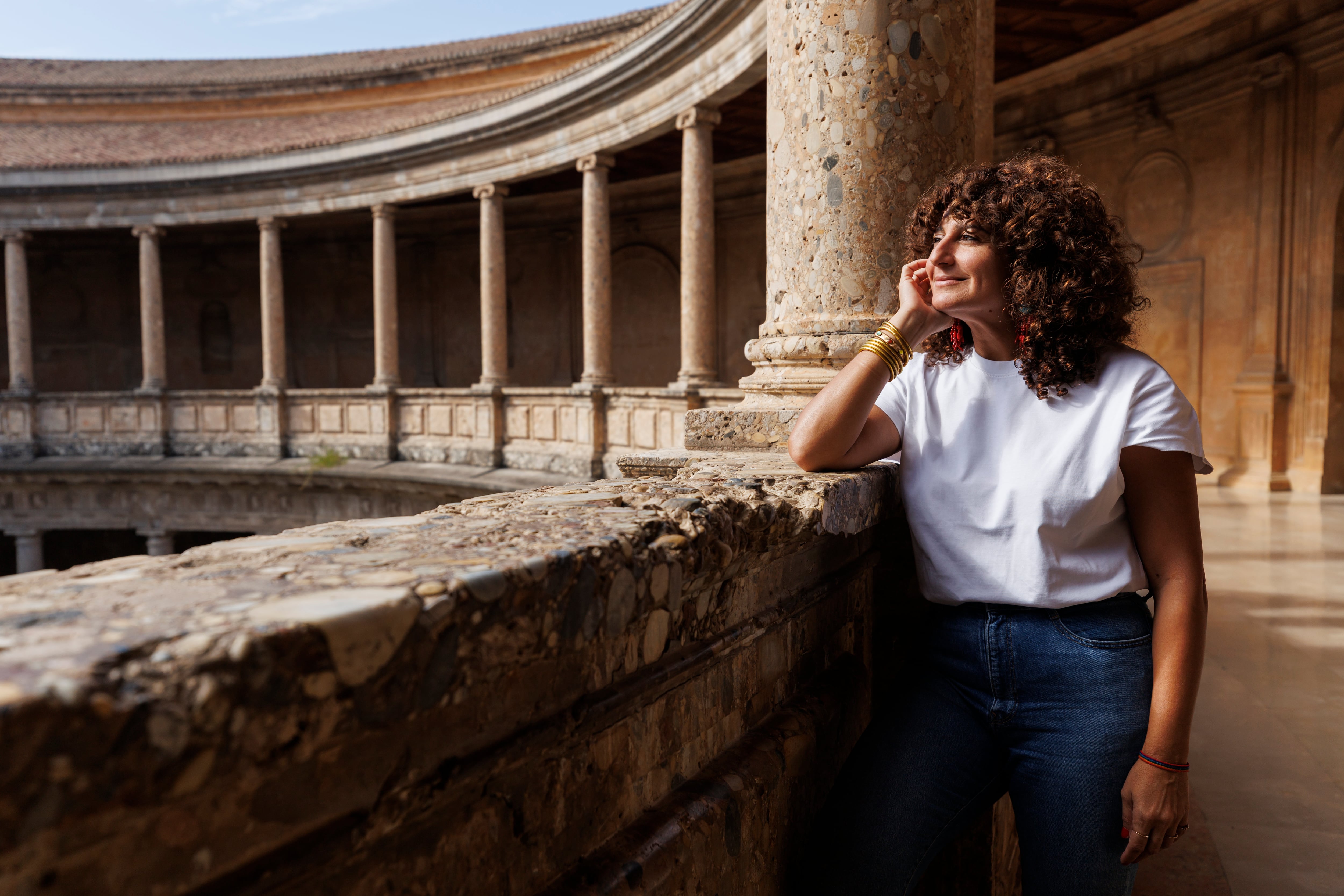 La historietista libanesa Zeina Abirached, en la Alhambra de Granada