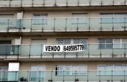 Un cartel anuncia la venta de una vivienda en un inmueble de Valencia. EFE/Archivo