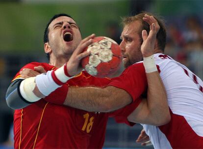 Una de las mayores alegrías de la mañana ha sido la victoria en balonmano (29-28) frente a Polonia, una victoria decisiva para optar a los puestos de arriba después de la derrota en la primera jornada ante Croacia. Uno de los protagonistas del encuentro ha sido el portero, Hombrados, que en el último segundo ha desviado con la pierna izquierda la bola del empate. En la foto, Romero intenta irse de un jugador de Polonia.