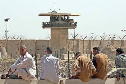 Un grupo de iraquíes ante la prisión de Abu Ghraib, en mayo de 2004.