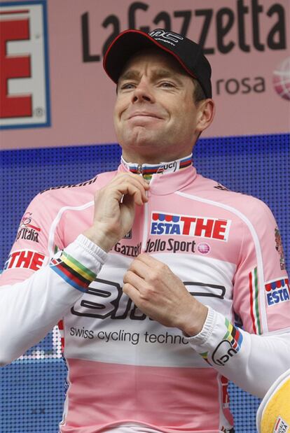 Cadel Evans se enfunda la 'maglia' rosa.