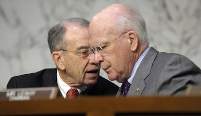 El presidente del Comit&eacute; de Asuntos Jur&iacute;dicos del Senado de EE UU,  Patrick Leahy, conversa con el senador Charles Grassley.