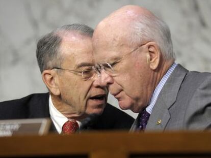 El presidente del Comit&eacute; de Asuntos Jur&iacute;dicos del Senado de EE UU,  Patrick Leahy, conversa con el senador Charles Grassley.