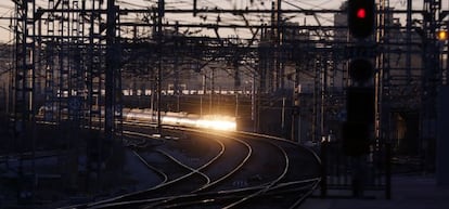 El sol se refleja sobre un tren