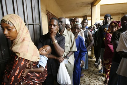 Votantes en un centro electoral en Conakry.