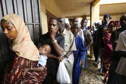 Votantes en un centro electoral en Conakry.