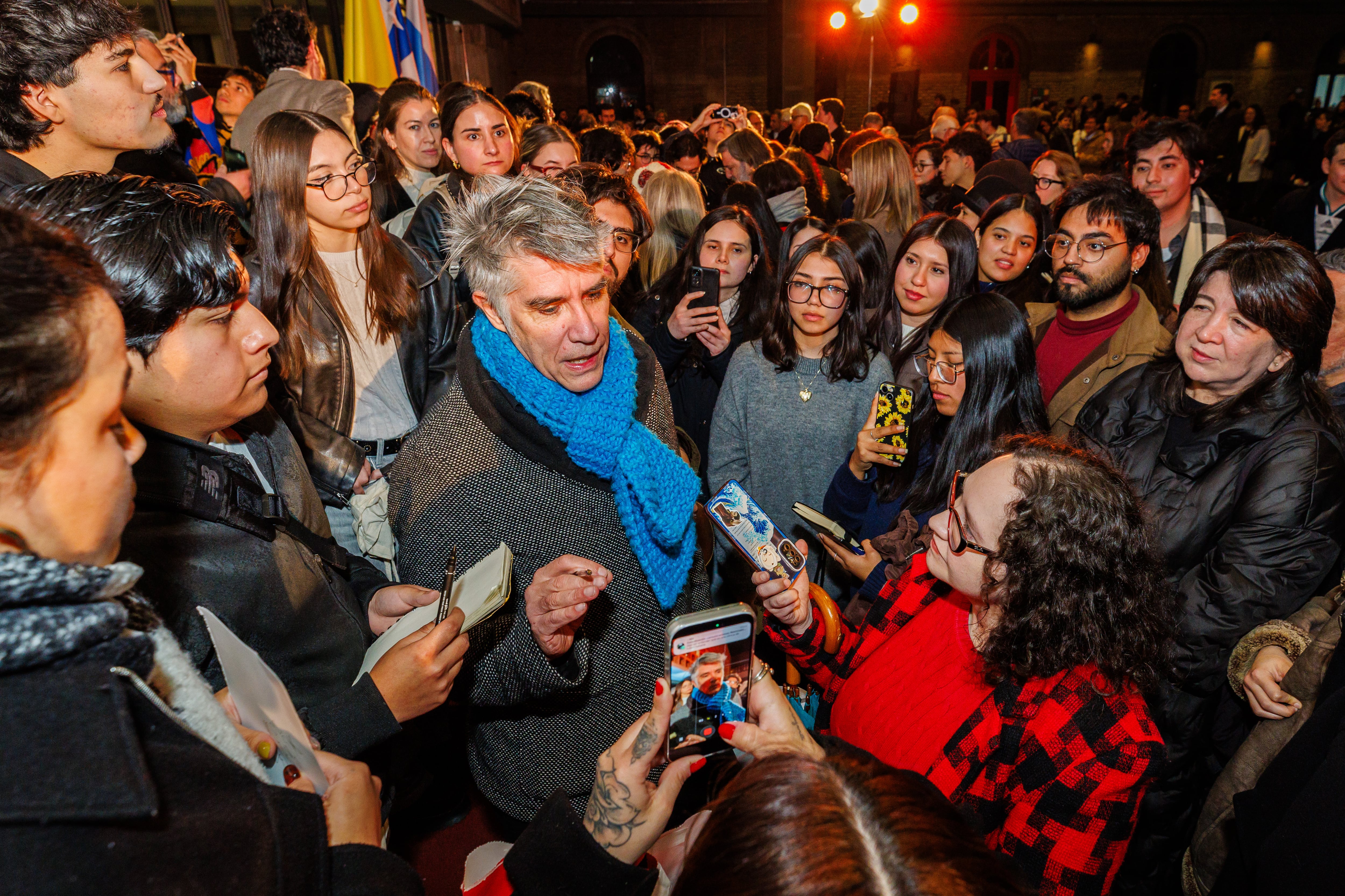 Alejandro Aravena firma libros a los estudiantes tras finalizar el conversatorio.