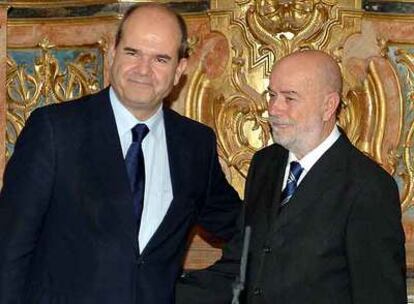 Manuel Chaves, ayer, con el nuevo rector de Almería.