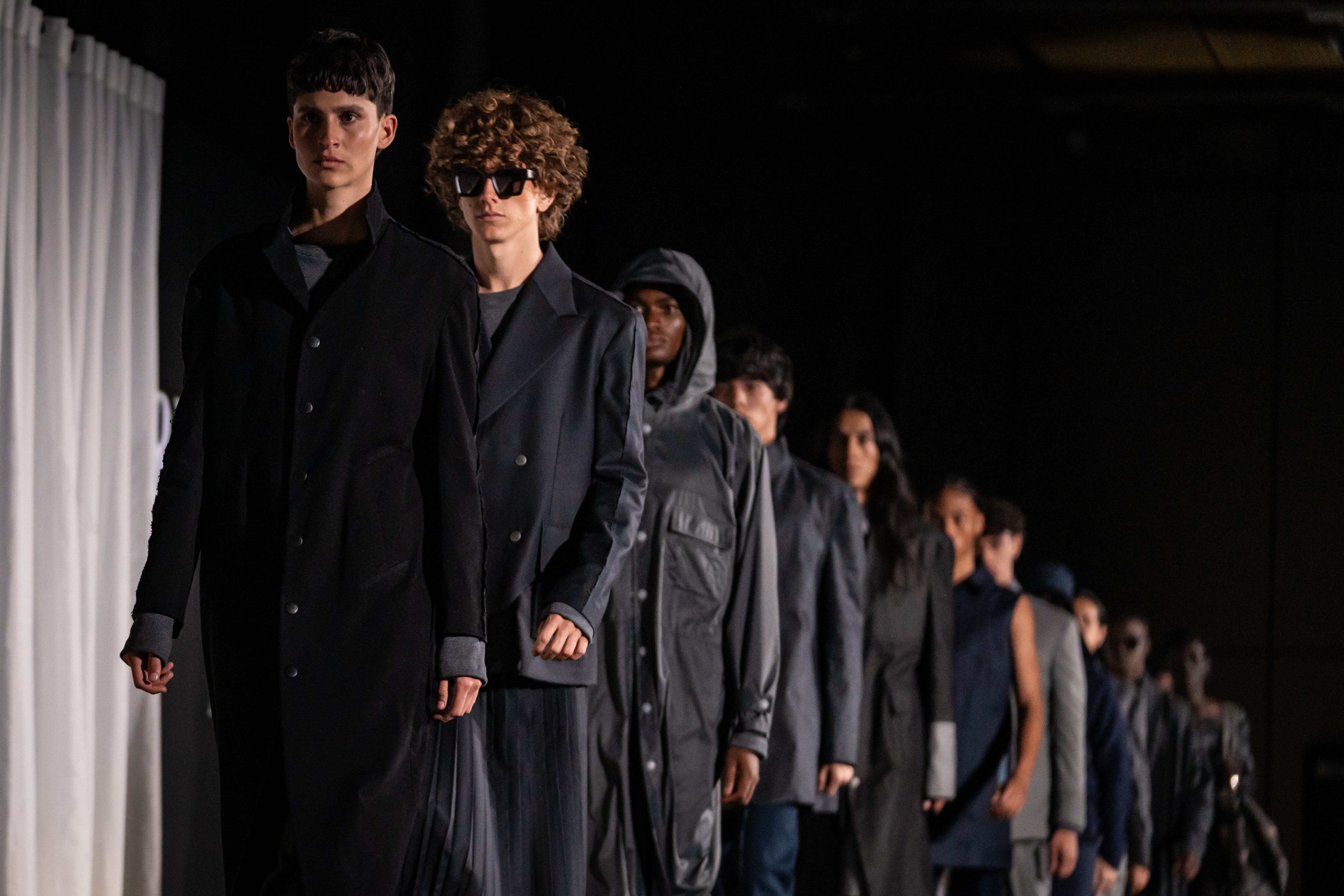 Pasarela del diseñador Ricardo Pava, inspirada en la migración, durante el Bogotá Fashion Week, el 21 de mayo de 2025.
