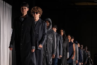 Pasarela del diseñador Ricardo Pava, inspirada en la migración, durante el Bogotá Fashion Week, el 21 de mayo de 2025.