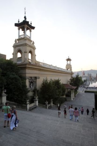 El pavelló de Victòria Eugènia, que juntament amb el d'Alfonso XIII, situat al davant són el centre d'interès del pla museístic de Montjuïc.