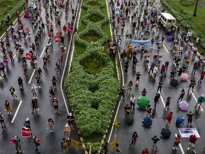 Centenares de ciudadanos participan en una protesta contra la ley antiterrorista del presidente Duterte respetando la distancia de seguridad para parar el avance del coronavirus, en Manila (Filipinas).