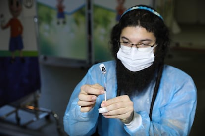 Un sanitario prepara una dosis de la vacuna en Jerusalén el 4 de febrero.