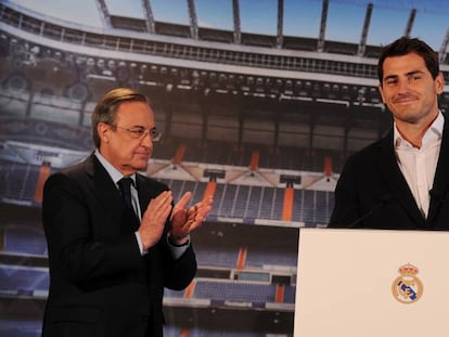 Florentino Pérez aplaude a Iker Casillas al comunicar su baja del Real Madrid en 2015.