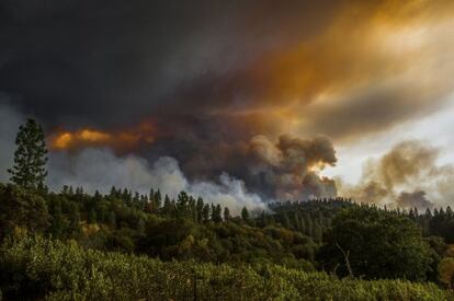 Una columna de humo se eleva en una montaña cercana al condado de Jackson (California).