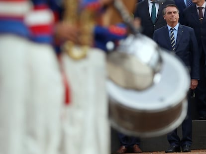 Bolsonaro durante cerimônia de hasteamento da bandeira no Palácio da Alvorada nesta terça-feira.