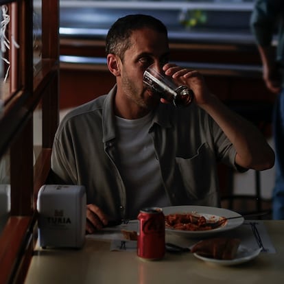 DVD 1264 28/04/25 Barcelona. Un apagón de luz generalizado afecta a toda España.
En la imagen, un hombre come en el restaurante APZ a oscuras iluminados únicamente por la luz de emergencia del establecimiento.  [ALBERT GARCIA] 

 
